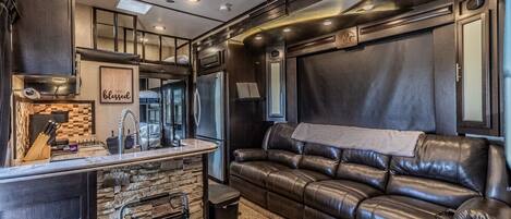 Smart TV, fireplace, DVD player, stereo