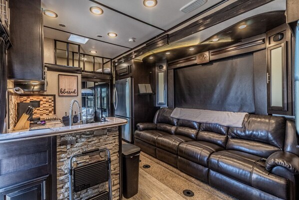 Smart TV, fireplace, DVD player, stereo