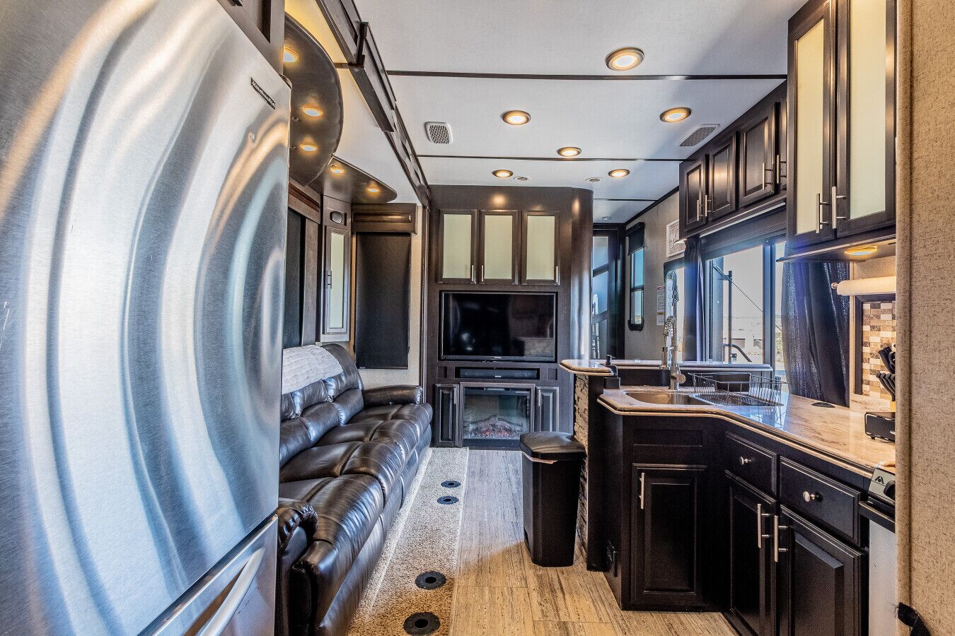 Smart-tv, eldstad, dvd-spelare och en stereo