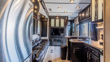 Smart-TV, Kamin, DVD-Player, Stereoanlage