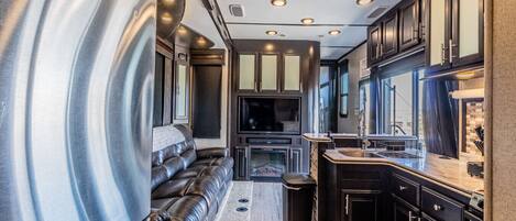 Smart TV, chimenea, reproductor de DVD y estéreo