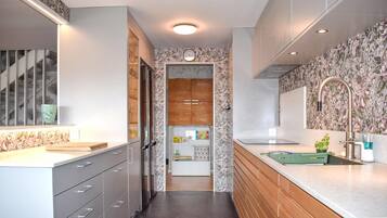 Fridge, oven, dishwasher, coffee/tea maker