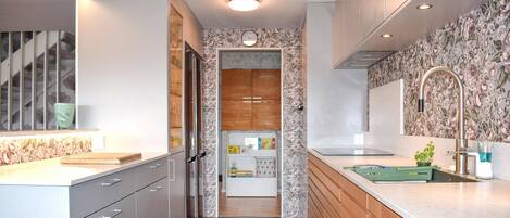 Fridge, oven, dishwasher, coffee/tea maker