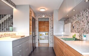 Kjøleskap, ovn, oppvaskmaskin og kaffetrakter/tekoker