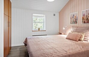 3 bedrooms, travel crib, free WiFi