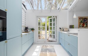 Fridge, dishwasher, coffee/tea maker