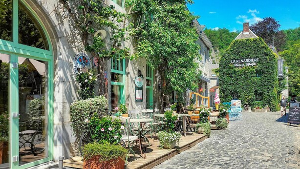 A cobblestone street lined with traditional European buildings, some with greenery and outdoor seating. - Stunning home in Durbuy with sauna (Durbuy)