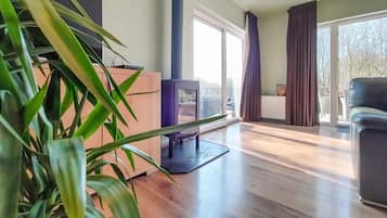 Smart-TV, Kamin, Tischtennisplatte