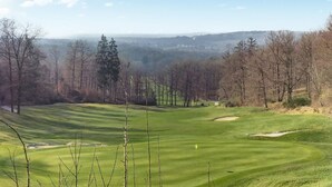 A golf course with a clear view of the surrounding landscape, including trees and distant hills. - Stunning home in Durbuy with sauna (Durbuy)