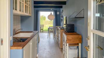 Refrigerador y cafetera y tetera