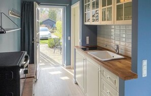 Fridge, coffee/tea maker