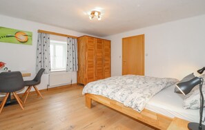 1 quarto, Wi-Fi de cortesia, roupa de cama
