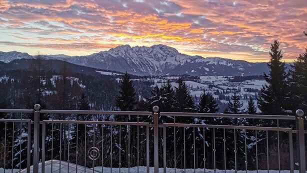 Paisaje montañoso con un atardecer.