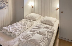 4 bedrooms, travel crib