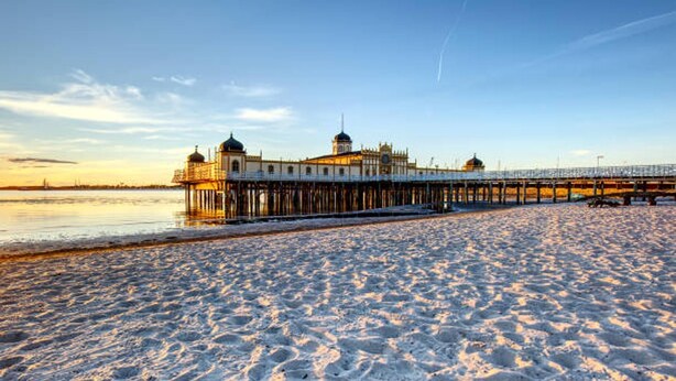 A pier extending into a calm body of water with a sandy beach in the foreground. - Gorgeous home in Varberg with WiFi (Varberg)