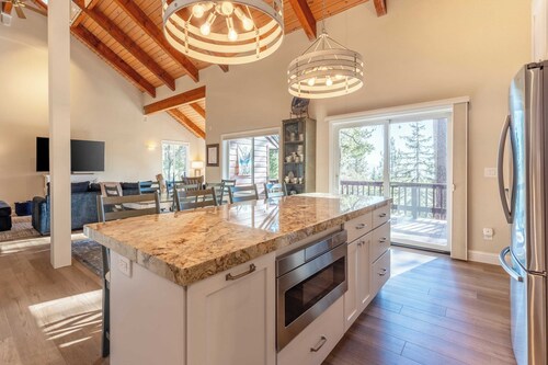 Views + Mins to Skiing, Lake, & Incline Village Incline Serenity by Avantstay