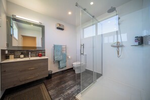 Dusche, Haartrockner, Handtücher, Seife