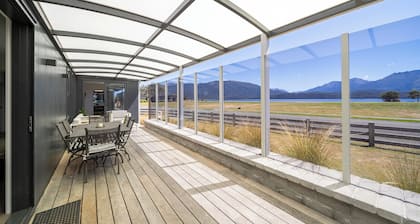 Lakeside Luxury â Spacious 4BR Retreat Across from the Lake with Stunning Views