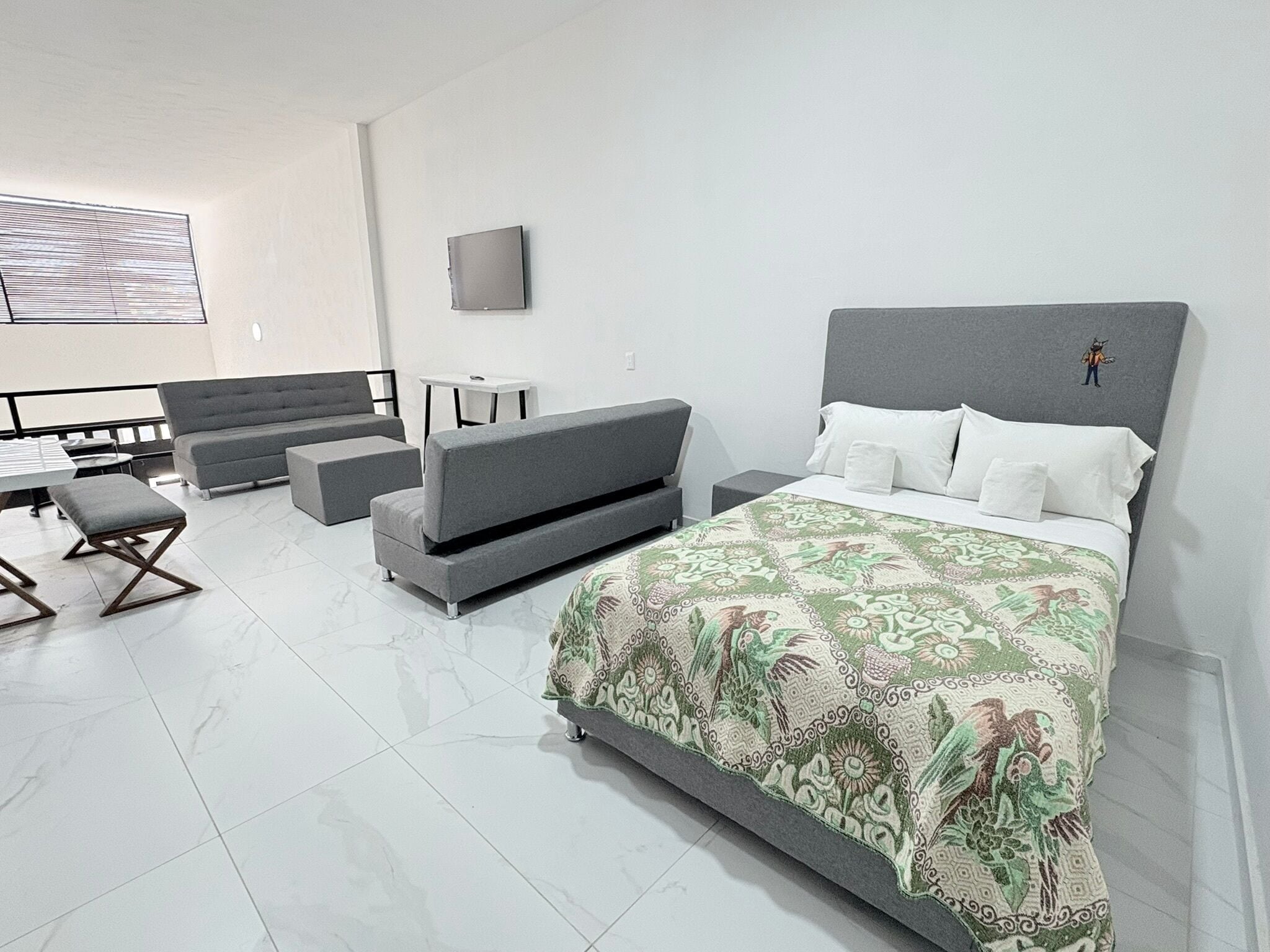 2 habitaciones, tabla de planchar con plancha y wifi gratis 