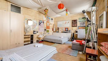 2 habitaciones, escritorio, tabla de planchar con plancha y wifi