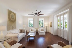 Smart TV, books - Charming Villa with Private Pool, Close to Beach - Rosedale (Worthing)