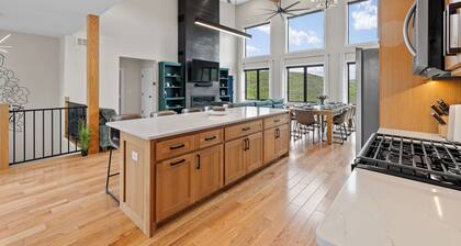 5 mins to Deadwood|Hot Tub|Game Room