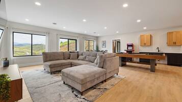 Smart TV, fireplace, ping pong, books