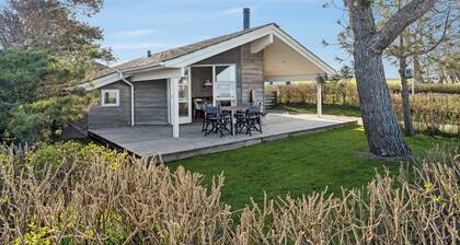 Hyggeligt sommerhus med havudsigt