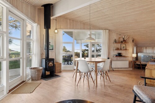 Hyggeligt sommerhus med havudsigt