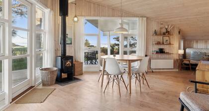 Hyggeligt sommerhus med havudsigt