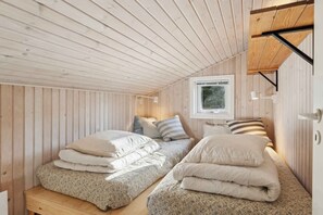 2 bedrooms, iron/ironing board, free WiFi - Hyggeligt sommerhus med havudsigt (Faaborg)