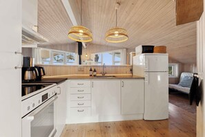 Réfrigérateur, four, plaque de cuisson, cafetière/bouilloire