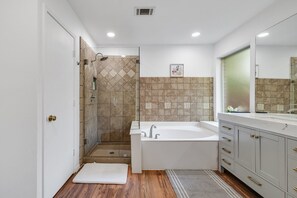 Shower, hair dryer, towels, soap - Frisco Chillout Vacation Home (Frisco)