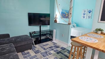 1 dormitorio, tabla de planchar con plancha, wifi y ropa de cama