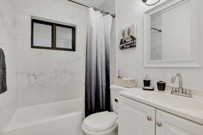 Hair dryer, towels, soap, toilet paper - La Bella vacations 2 (Fort Lauderdale)