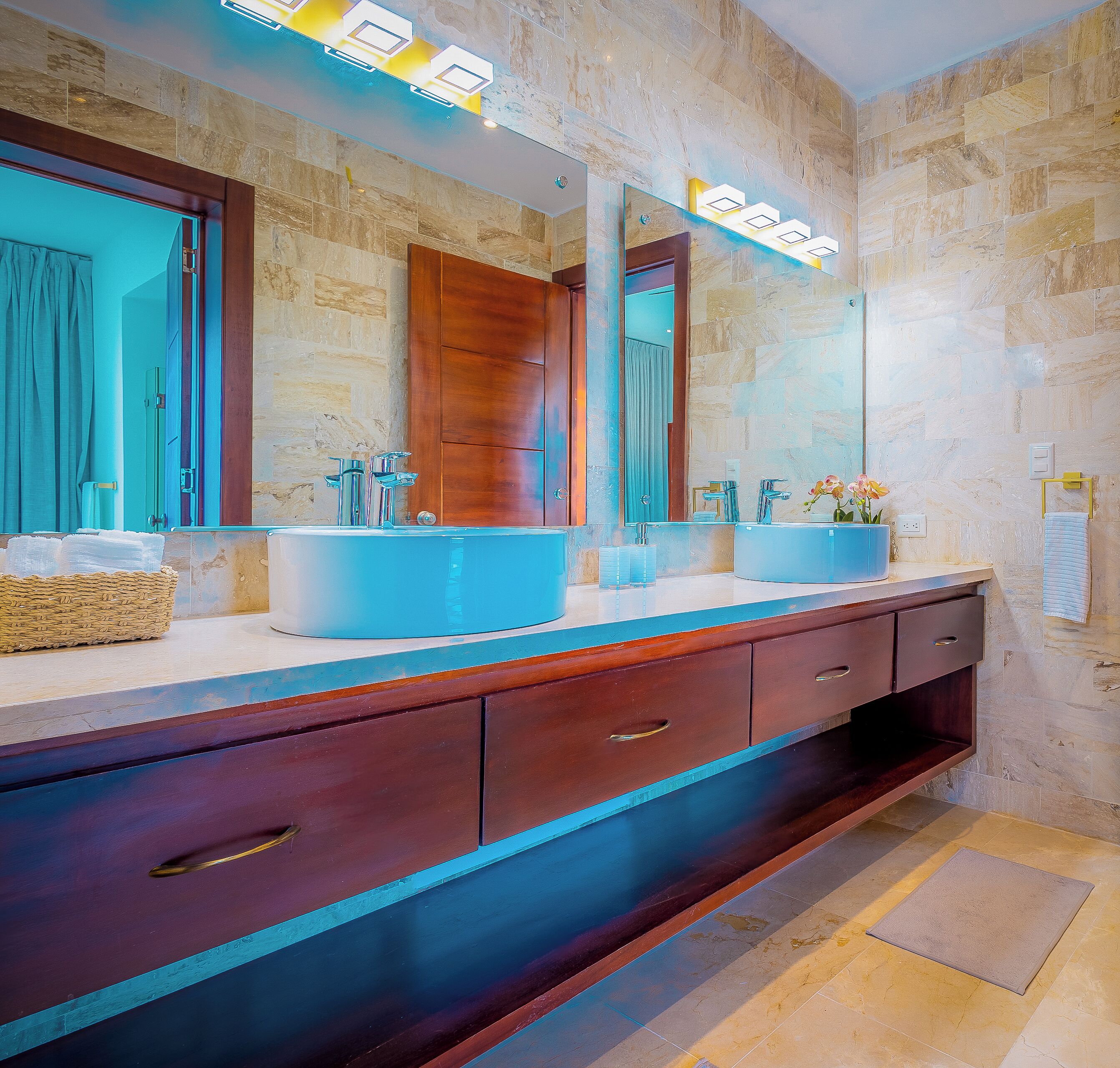 Jetted tub, hair dryer, bidet, towels