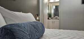 2 slaapkamers, een strijkplank/strijkijzer, gratis wifi, beddengoed