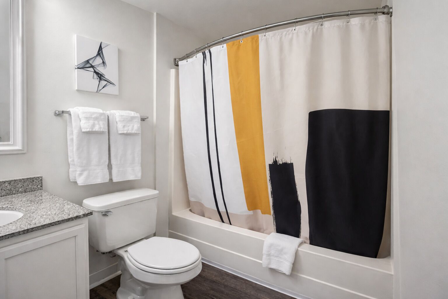 Un baño con inodoro, lavabo y cortina de ducha.