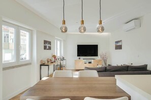 Smart TV - Flat w/ Balcony & Workspace by HostWise (Lisboa)