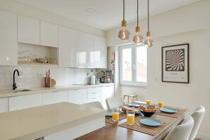 Dining - Flat w/ Balcony & Workspace by HostWise (Lisboa)