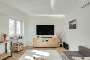 TV connectée, livres, écrans d'ordinateur