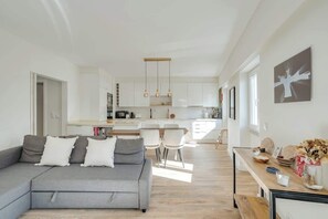 Smart TV - Flat w/ Balcony & Workspace by HostWise (Lisboa)