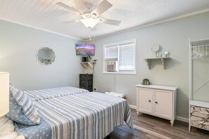 5 bedrooms, iron/ironing board, free WiFi, bed sheets