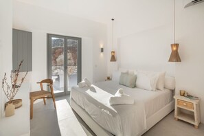 6 bedrooms, desk, iron/ironing board, travel crib