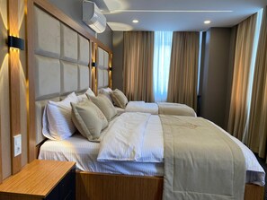 Standaard driepersoonskamer | Een bureau, een laptopwerkplek, gratis wifi