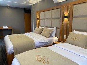 Standaard driepersoonskamer | Een bureau, een laptopwerkplek, gratis wifi