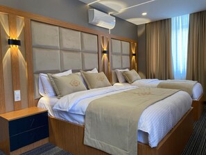 Standaard driepersoonskamer | Een bureau, een laptopwerkplek, gratis wifi