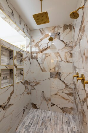 Secadora de cabello, toallas, jabón, papel de baño 