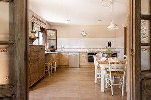 Refrigerador, microondas, horno y lavavajillas 