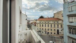 A balcony with a view of a street and buildings. - Vibrant Central Studio (Lisbon)